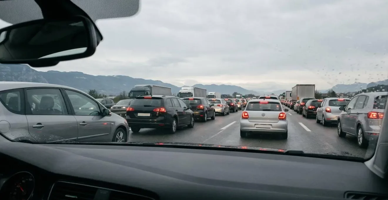 Vue depuis l'habitacle d'une voiture dans un embouteillage aux heures de pointe sur une autoroute suisse