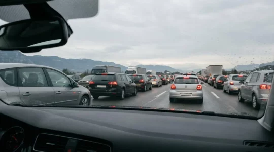 Vue depuis l'habitacle d'une voiture dans un embouteillage aux heures de pointe sur une autoroute suisse