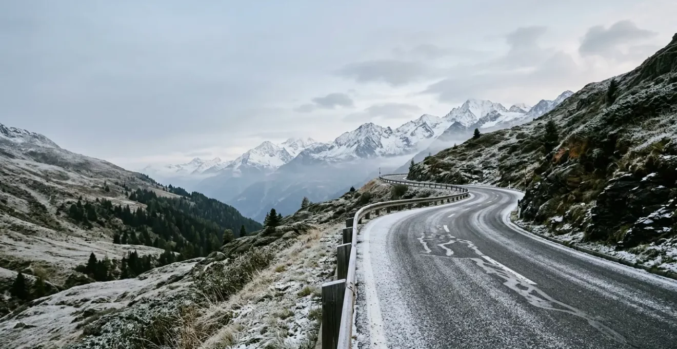 Véhicule sur route alpine suisse enneigée illustrant la transition entre saisons et l'importance de l'équipement hivernal