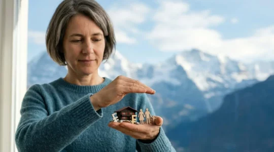 Main protégeant symboliquement des silhouettes de familles suisses avec montagne en arrière-plan représentant la sécurité financière à long terme
