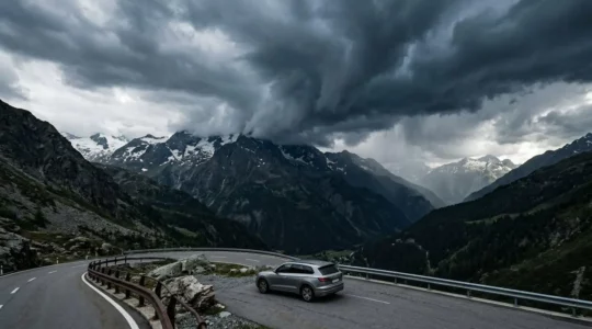 Voiture sous un ciel orageux dans un paysage alpin suisse avec grêlons et intempéries