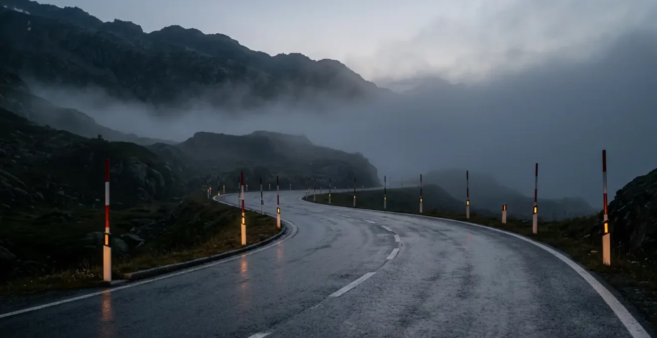 Scène routière suisse avec conditions météorologiques difficiles symbolisant la conduite adaptée aux circonstances