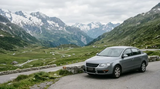 Véhicule suisse de plus de dix ans dans un environnement alpin, symbolisant la protection par l'assurance casco partielle
