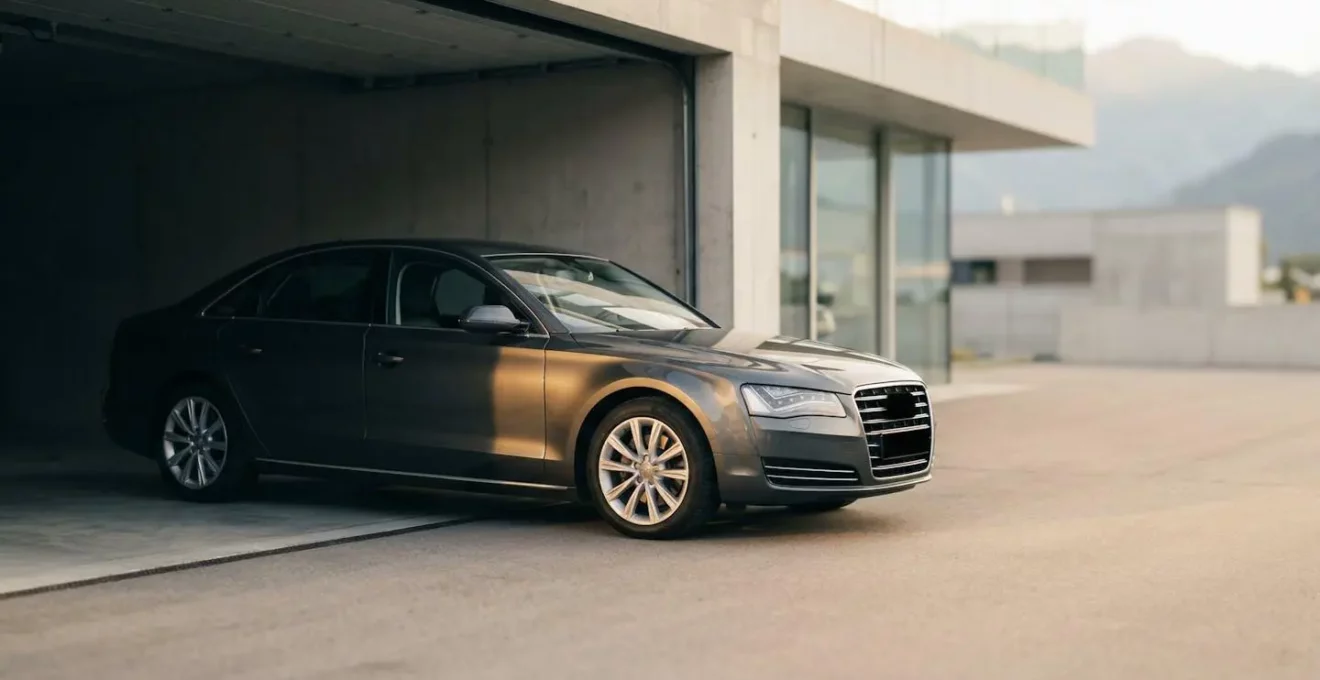 Voiture neuve sortant d'un garage avec reflet symbolisant la perte de valeur immédiate