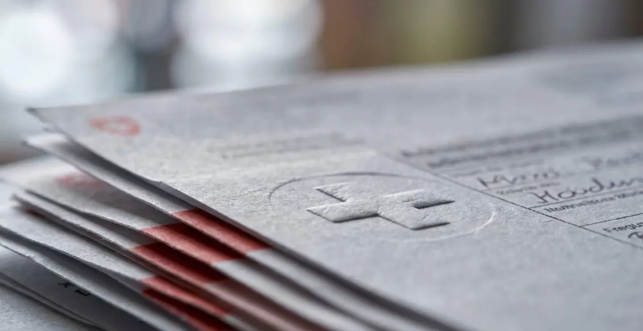 Représentation macro de documents officiels suisses relatifs au Fonds National de Garantie avec textures administratives